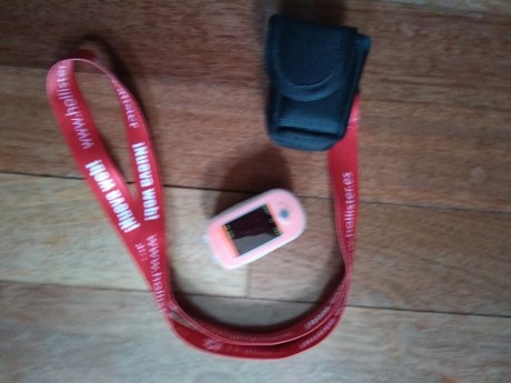 Vendo este pulsioximetro profesional con funda protectora y cinta para colgarlo al cuello.
Tambien tiene 01
