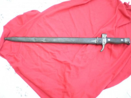Buenos me quito de tres bayonetas, dos francesas y una turca reafilada
No le veo marcas por ningún sitio 01