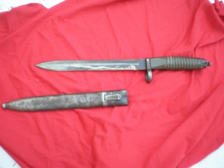 Buenos me quito de tres bayonetas, dos francesas y una turca reafilada
No le veo marcas por ningún sitio 32