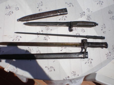Buenos me quito de tres bayonetas, dos francesas y una turca reafilada
No le veo marcas por ningún sitio 40