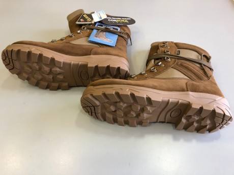 Vendo Botas Iturri de goretex, nuevo modelo, talla 44 , modelo más alto de gama, impermeables y ágiles, 02