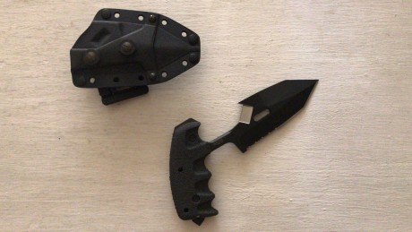 vendo este excelente cuchillo un tanto particular pero espectacular  IMG-20180710-WA0010.jpg  precio 300 00