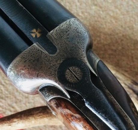 Muy buenas.

He visto algunas armas, sobre todo británicas, con una cruz paté, que algunos llaman de los 00