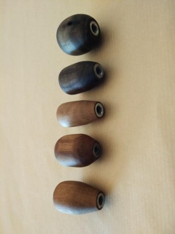 Se venden bolas de cerrojo torneadas en madera curada de olivo, unas de las maderas mas duras y resistentes 00