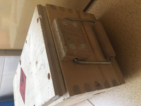 Caja  de madera “vacia”  con su tapa y con asas, transportaban municion del 9 pb  2000 cartuchos, se cierra 02