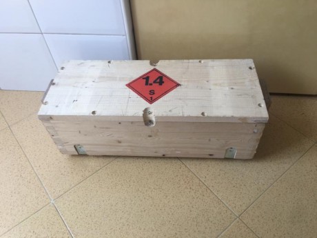 Caja  de madera “vacia”  con su tapa y con asas, transportaban municion del 9 pb  2000 cartuchos, se cierra 00