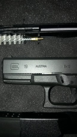 Un compañero vende esta magnífica Glock 19 de 3ª generación. Calibre 9mm. Todo original. Está en perfecto 10
