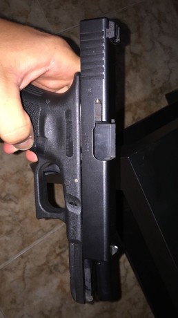 Vendo Glock 17 prácticamente nueva, con menos de 1000 disparos, la vendo por cambio de arma. 
El arma 12