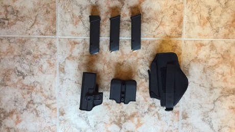 Vendo Glock 17 prácticamente nueva, con menos de 1000 disparos, la vendo por cambio de arma. 
El arma 11