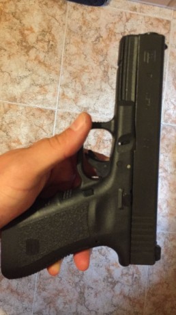 Vendo Glock 17 prácticamente nueva, con menos de 1000 disparos, la vendo por cambio de arma. 
El arma 10