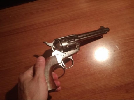 Buenas muy a mi pesar vendo mi revolver calibre 45 long colt de la marca Pietta esta como nuevo solo se 12