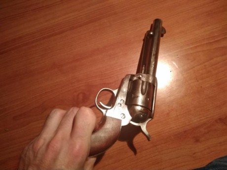 Buenas muy a mi pesar vendo mi revolver calibre 45 long colt de la marca Pietta esta como nuevo solo se 11