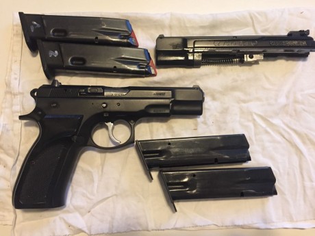 Un compañero me pide que le ponga a la venta estas dos armas, y paso a detallar la descripcion que el 01