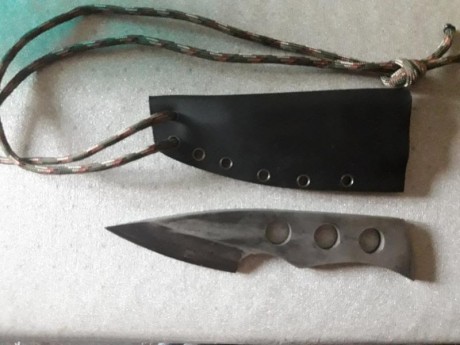 Vendo cuchillo neck kenife de forja. Tiene 6.5cm de hoja y 14cm en total. No lo he usado nunca.esta en 00