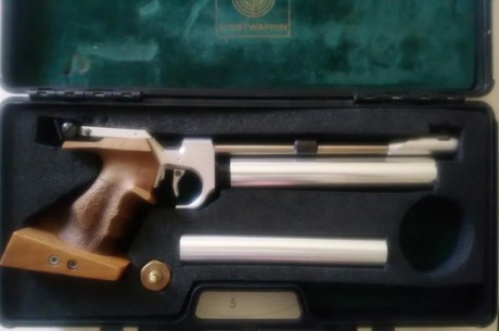 Vendo pistola Steyr Lp2 impecable. Dos empuñaduras, una XS y otra Morini talla M. Dos botellas con caducidad 02
