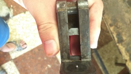 Resulta que estoy intentado reparar la escopeta antigua de mi bisabuelo y la marca no la encuentro por 01