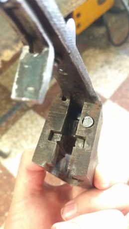 Resulta que estoy intentado reparar la escopeta antigua de mi bisabuelo y la marca no la encuentro por 00