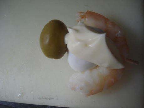 En Bilbao ponen un pincho muy popular y muy rico al que llaman bilbainito y que consta de un palillo donde 41