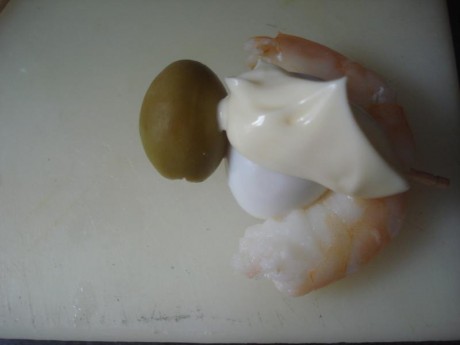 En Bilbao ponen un pincho muy popular y muy rico al que llaman bilbainito y que consta de un palillo donde 40