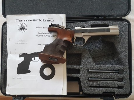 Vendo pistola FWB calibre 22LR para tiro de precisión. Está guiada con Licencia F. La vendo por adquisición 00