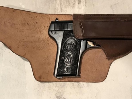 Buenas, recientemente he adquirido esta pistola en una subasta ya que me llamó la atención desde el principio 110