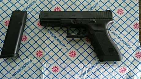 Lo dicho, un amigo mio me pide que ponga a la venta su arma, una Glock 17 de 3º generación.

El arma apenas 01