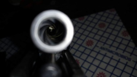 Lo dicho, un amigo mio me pide que ponga a la venta su arma, una Glock 17 de 3º generación.

El arma apenas 10