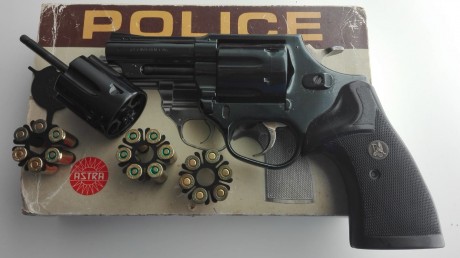 Vendo mi REVOLVER ASTRA POLICE de 3". Guiado en F.
Con 2 tambores: Calibre 357 Magnum y 38 Spl.  02