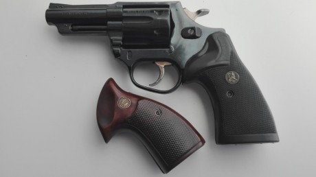 Vendo mi REVOLVER ASTRA POLICE de 3". Guiado en F.
Con 2 tambores: Calibre 357 Magnum y 38 Spl.  00