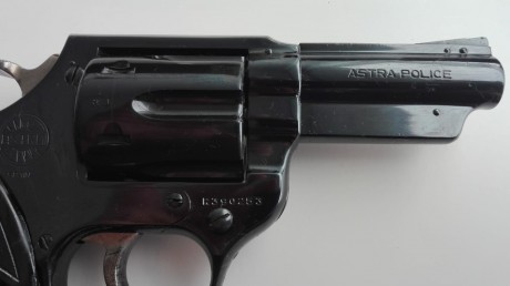 Vendo mi REVOLVER ASTRA POLICE de 3". Guiado en F.
Con 2 tambores: Calibre 357 Magnum y 38 Spl.  12