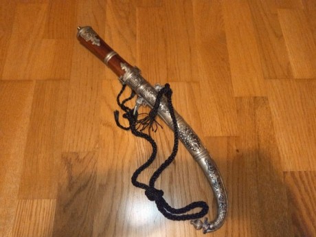 Auténtico cuchillo gumia árabe, traído de Beirut. Hoja oxidada, estado original.

   NUEVO PRECIO: 50€ 02