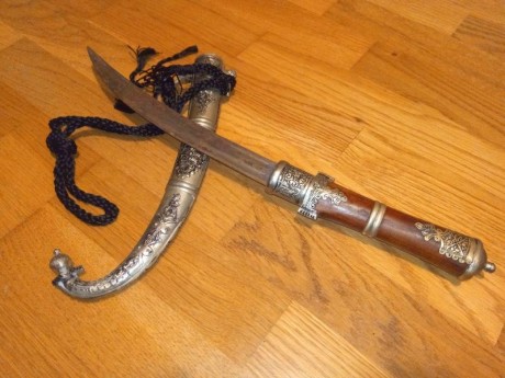 Auténtico cuchillo gumia árabe, traído de Beirut. Hoja oxidada, estado original.

   NUEVO PRECIO: 50€ 00