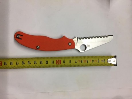 Vendo Spyderco UK Rescue Penknive, de hoja serrada de 7 cm longitud de hoja.
Cachas de fibra en color 00