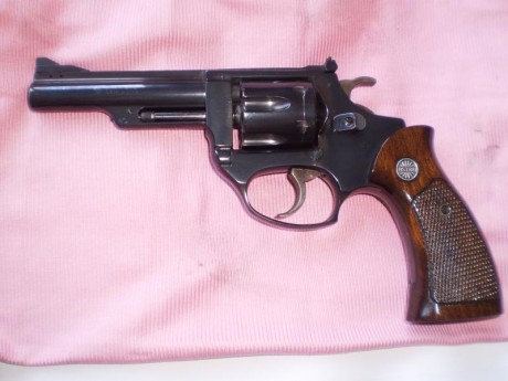  Revolver de reconocido prestigio,el Astra Cadix del calibre 32 de 4 pulgadas,ha disparado muy poco,está 01