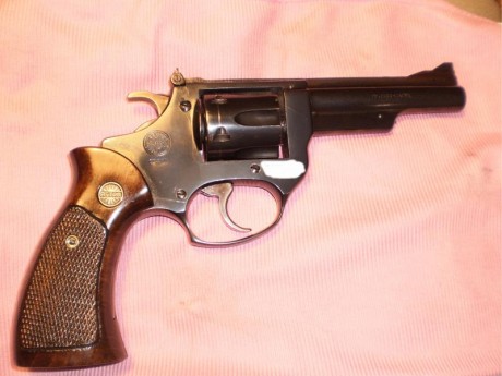  Revolver de reconocido prestigio,el Astra Cadix del calibre 32 de 4 pulgadas,ha disparado muy poco,está 10