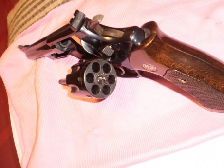  Revolver de reconocido prestigio,el Astra Cadix del calibre 32 de 4 pulgadas,ha disparado muy poco,está 20