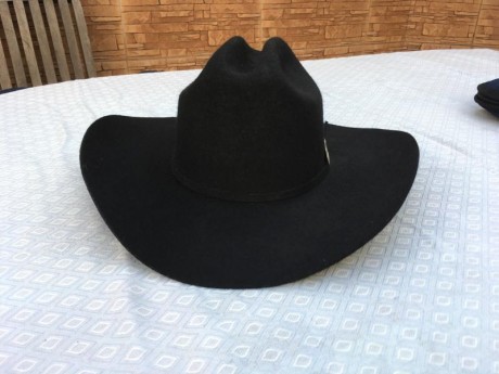 Vendo mi sombrero modelo RANGER sin estrenar. Hecho en Mexico. Talla 7 USA. 70 euros portes incluidos.

 02