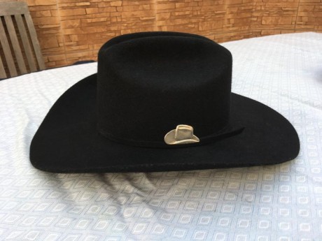 Vendo mi sombrero modelo RANGER sin estrenar. Hecho en Mexico. Talla 7 USA. 70 euros portes incluidos.

 01