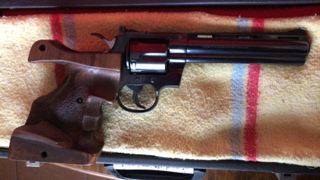 Hola compañeros.
Un amigo mio deja su actividad deportiva en el tiro y vende su Colt Python de 6pulgadas 02