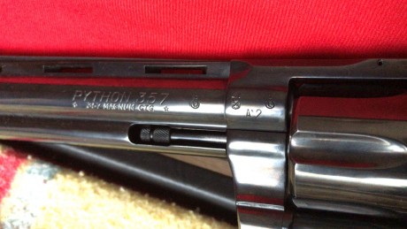Hola compañeros.
Un amigo mio deja su actividad deportiva en el tiro y vende su Colt Python de 6pulgadas 00