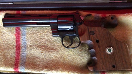 Hola compañeros.
Un amigo mio deja su actividad deportiva en el tiro y vende su Colt Python de 6pulgadas 11