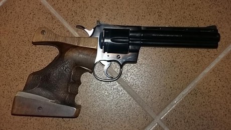 Hola compañeros.
Un amigo mio deja su actividad deportiva en el tiro y vende su Colt Python de 6pulgadas 10
