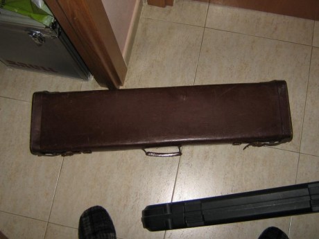 Compro estuche de piel para escopeta plana con dos juegos de cañones de 72,que esté en buenas condiciones,pago 100