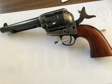 Vendo mi revólver Uberti modelo Peacemaker de 5 1/2 pulgadas, en calibre 44-40, guiado como arma deportiva. 02