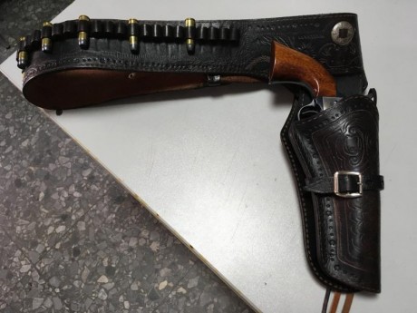 Vendo mi revólver Uberti modelo Peacemaker de 5 1/2 pulgadas, en calibre 44-40, guiado como arma deportiva. 00