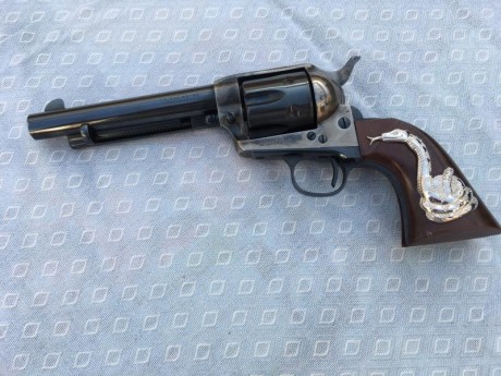 Vendo mi revólver Uberti modelo Peacemaker de 5 1/2 pulgadas, en calibre 44-40, guiado como arma deportiva. 12