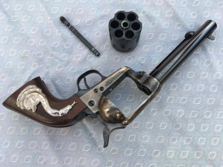 Vendo mi revólver Uberti modelo Peacemaker de 5 1/2 pulgadas, en calibre 44-40, guiado como arma deportiva. 11