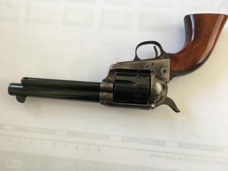 Vendo mi revólver Uberti modelo Peacemaker de 5 1/2 pulgadas, en calibre 44-40, guiado como arma deportiva. 10