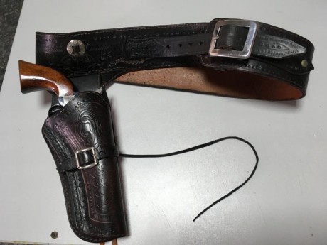 Vendo mi revólver Uberti modelo Peacemaker de 5 1/2 pulgadas, en calibre 44-40, guiado como arma deportiva. 30