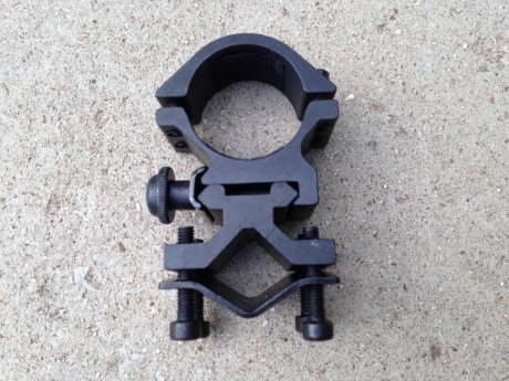 Se vende montura para acoplar linterna clásica Surefire en el cañón. Nueva, sin uso. PRECIO 10,00€ euros 02